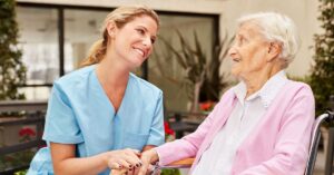 Se Requiere Cuidadores de Adultos Mayores en EE.UU
